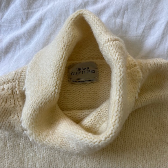 UO Distressed Cropped Sweater - Picture 3 of 4